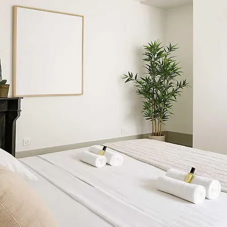 아파트 Spacious & Chic Flat With Elevator Access -