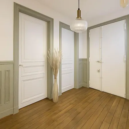 Spacious & Chic Flat With Elevator Access - *