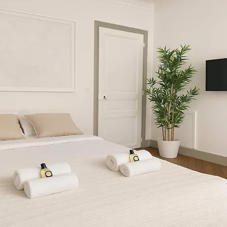Spacious & Chic Flat With Elevator Access - * 파리
