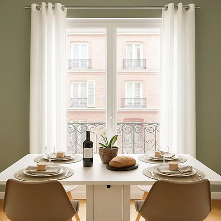 Spacious & Chic Flat With Elevator Access - 파리