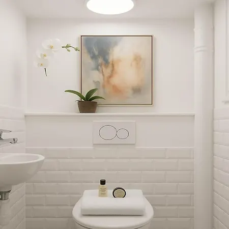 Spacious & Chic Flat With Elevator Access - 아파트 *