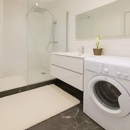 Spacious & Chic Flat With Elevator Access - 아파트